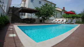 Große Ferienwohnung in Pula mit Großem Pool
